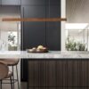 Barre de suspension bois dans cuisine grise