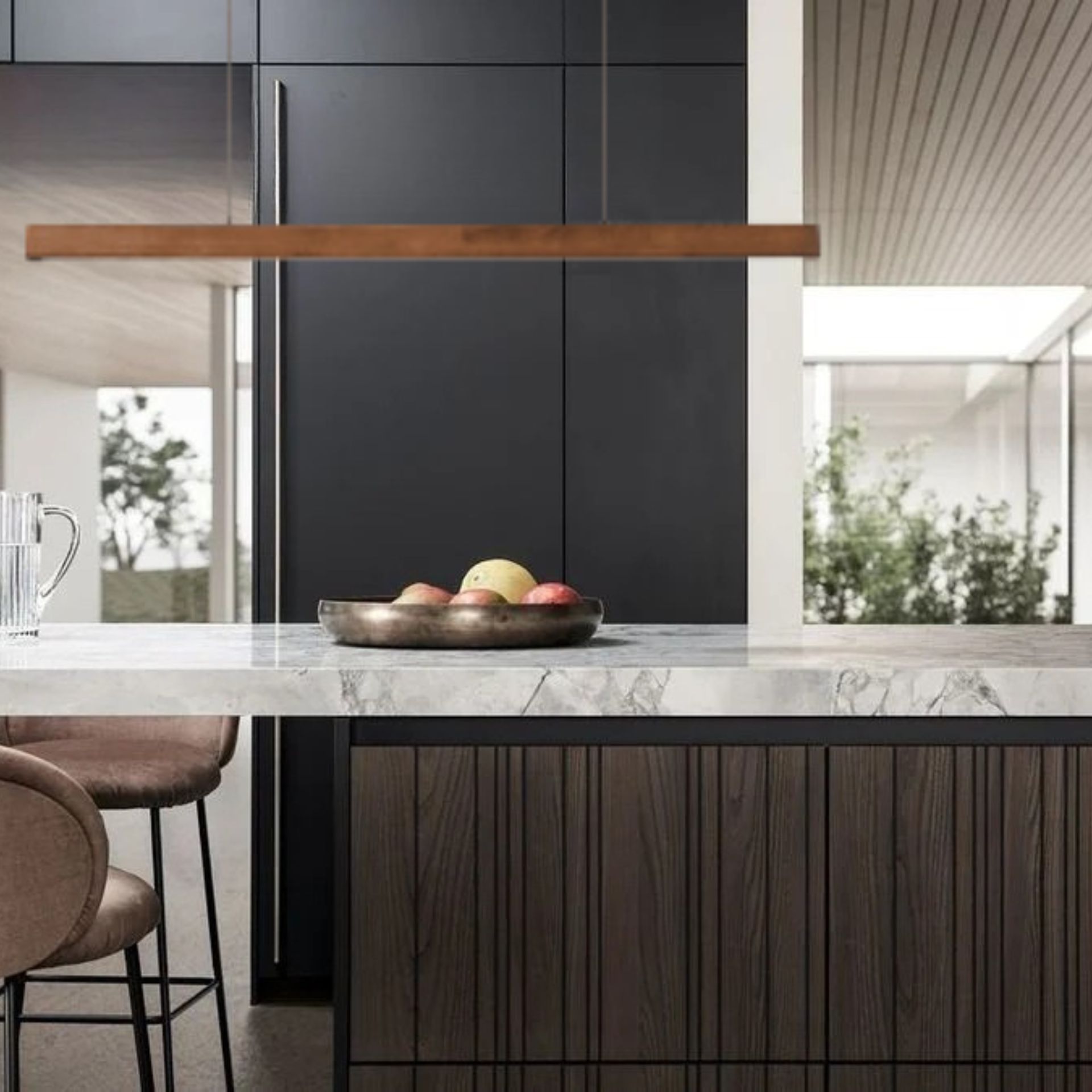 Barre de suspension bois dans cuisine grise
