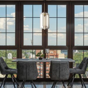Suspension boule dorée dans salle à manger avec grande baie vitrée