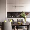 Suspension design a led dans cuisine moderne blanche