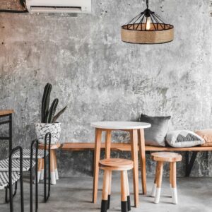 Suspension rotin ronde sur table en bois