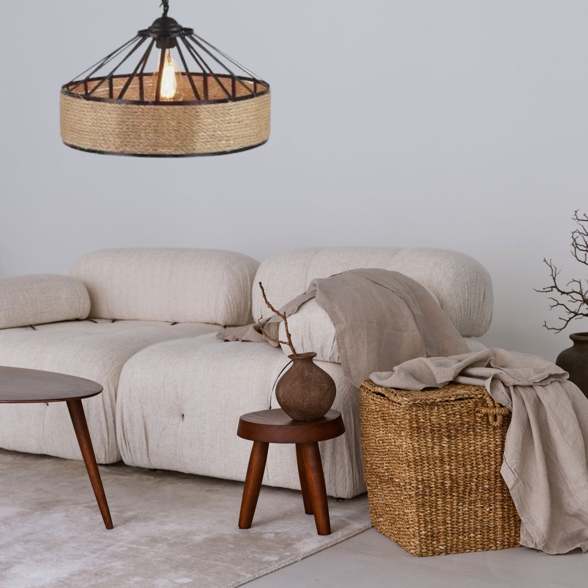 Suspension rotin ronde dans salon