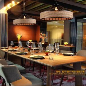 Suspension rotin ronde dans restaurant