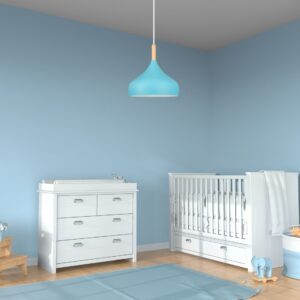 Suspension bois et métal dans chambre bébé bleu