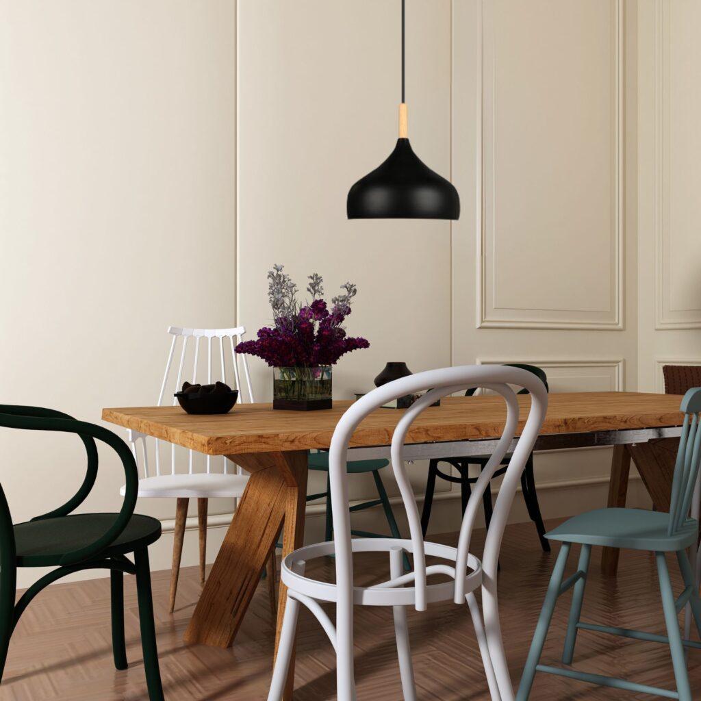 Suspension bois et métal dans salle à manger en bois