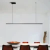 Lampe-suspendue-minimaliste-nordique-en-aluminium dans salon blanc