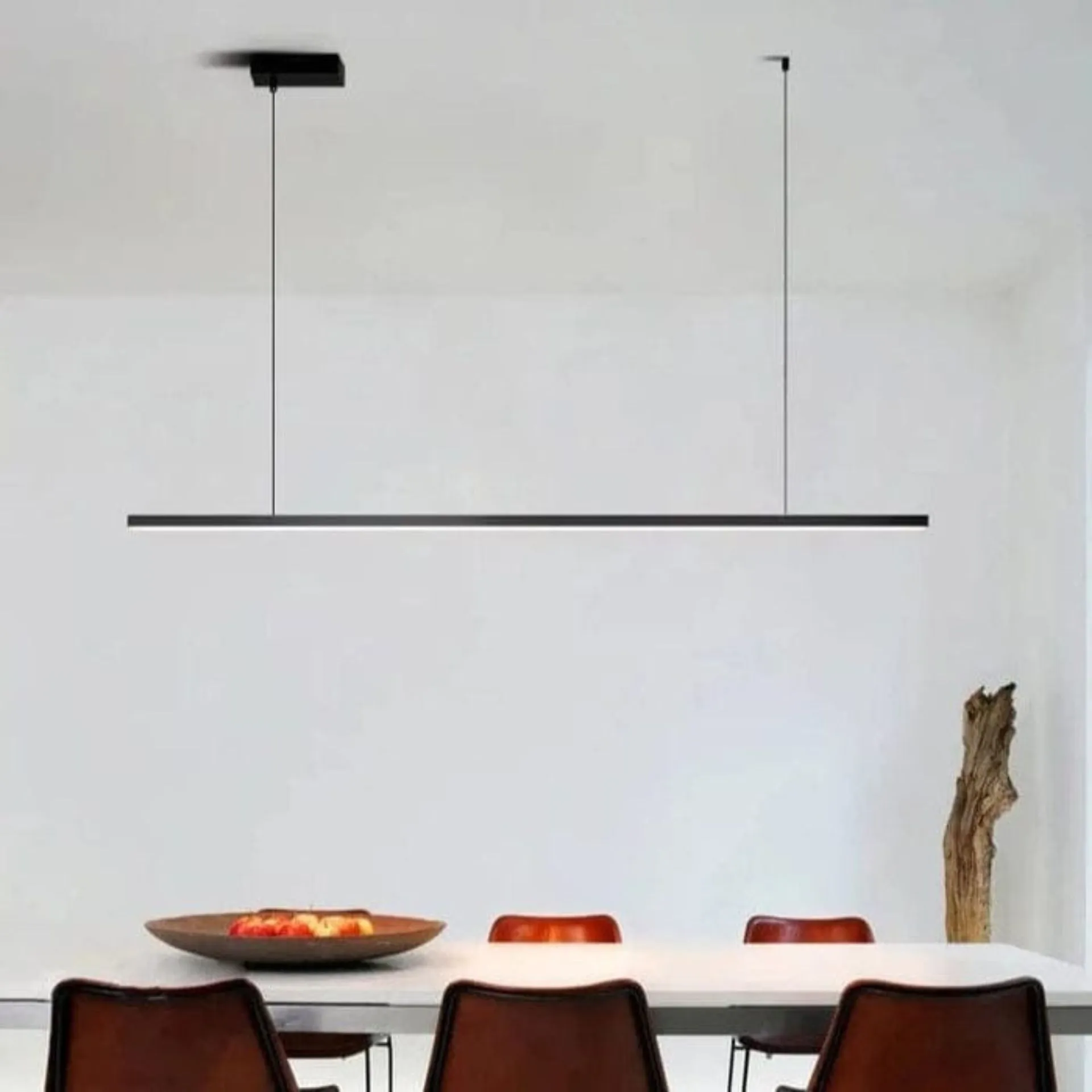 Lampe-suspendue-minimaliste-nordique-en-aluminium dans salon blanc