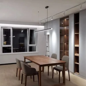 Lampe-suspendue-minimaliste-nordique-en-aluminium DANS SALON AVEC TABLE EN BOIS
