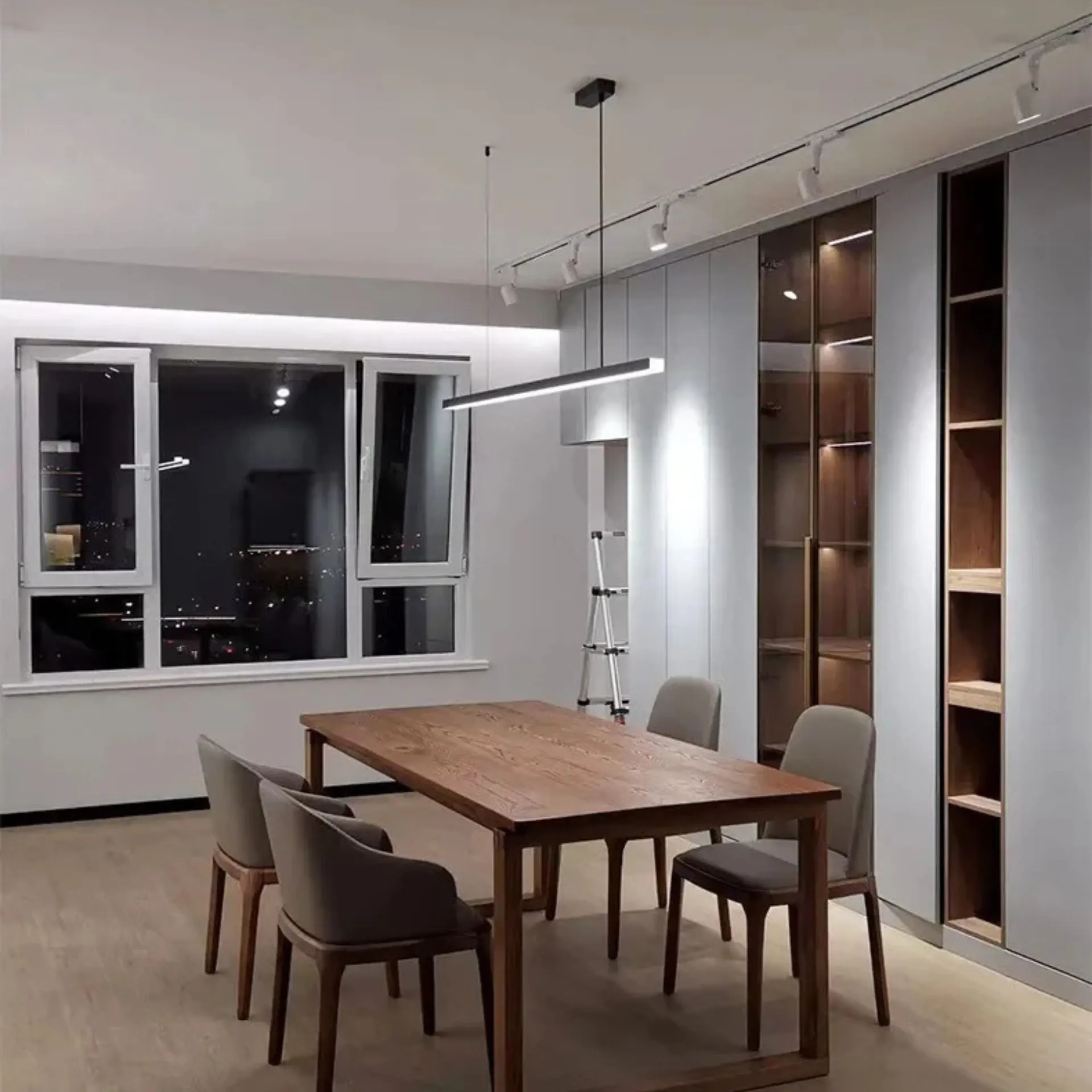 Lampe-suspendue-minimaliste-nordique-en-aluminium DANS SALON AVEC TABLE EN BOIS